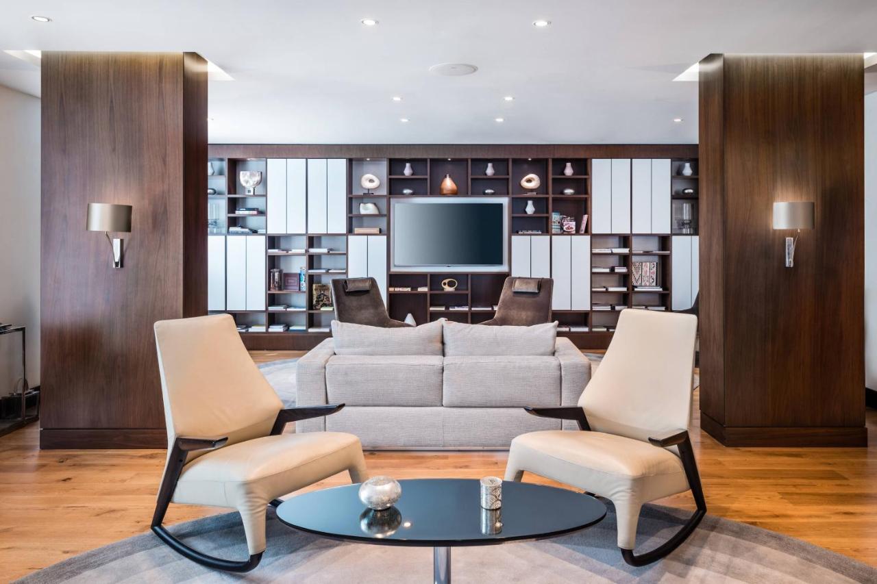Baku Marriott Hotel Boulevard Eksteriør bilde The Club lounge at London Heathrow Airport