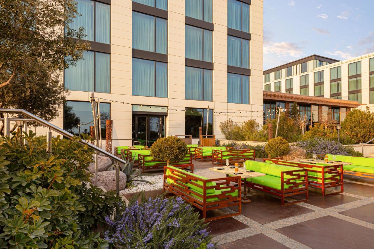 Baku Marriott Hotel Boulevard Eksteriør bilde The hotel's outdoor lounge