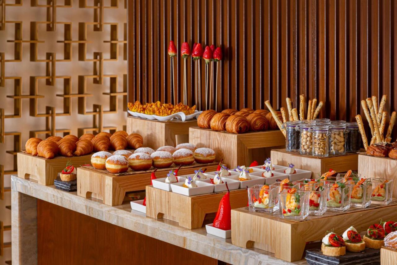 Baku Marriott Hotel Boulevard Eksteriør bilde A buffet at a hotel