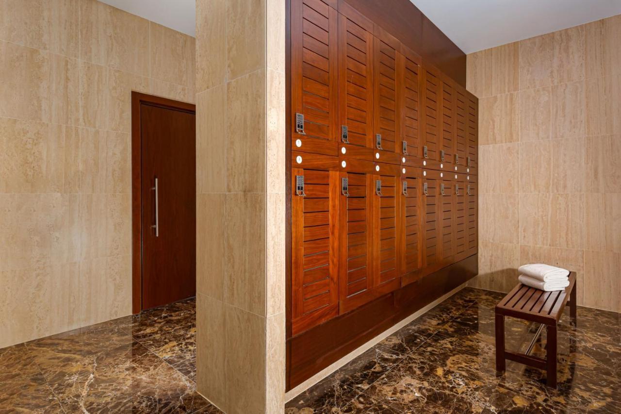 Baku Marriott Hotel Boulevard Eksteriør bilde A locker room at a spa