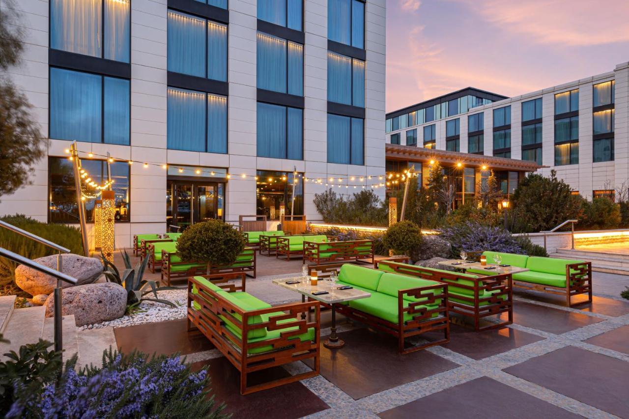 Baku Marriott Hotel Boulevard Eksteriør bilde The hotel's outdoor lounge