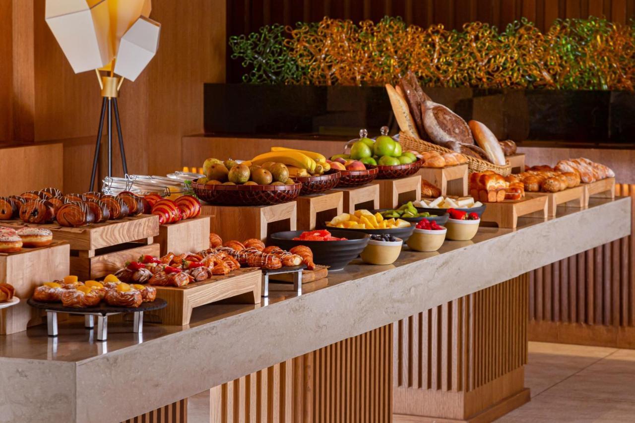 Baku Marriott Hotel Boulevard Eksteriør bilde A buffet at a hotel