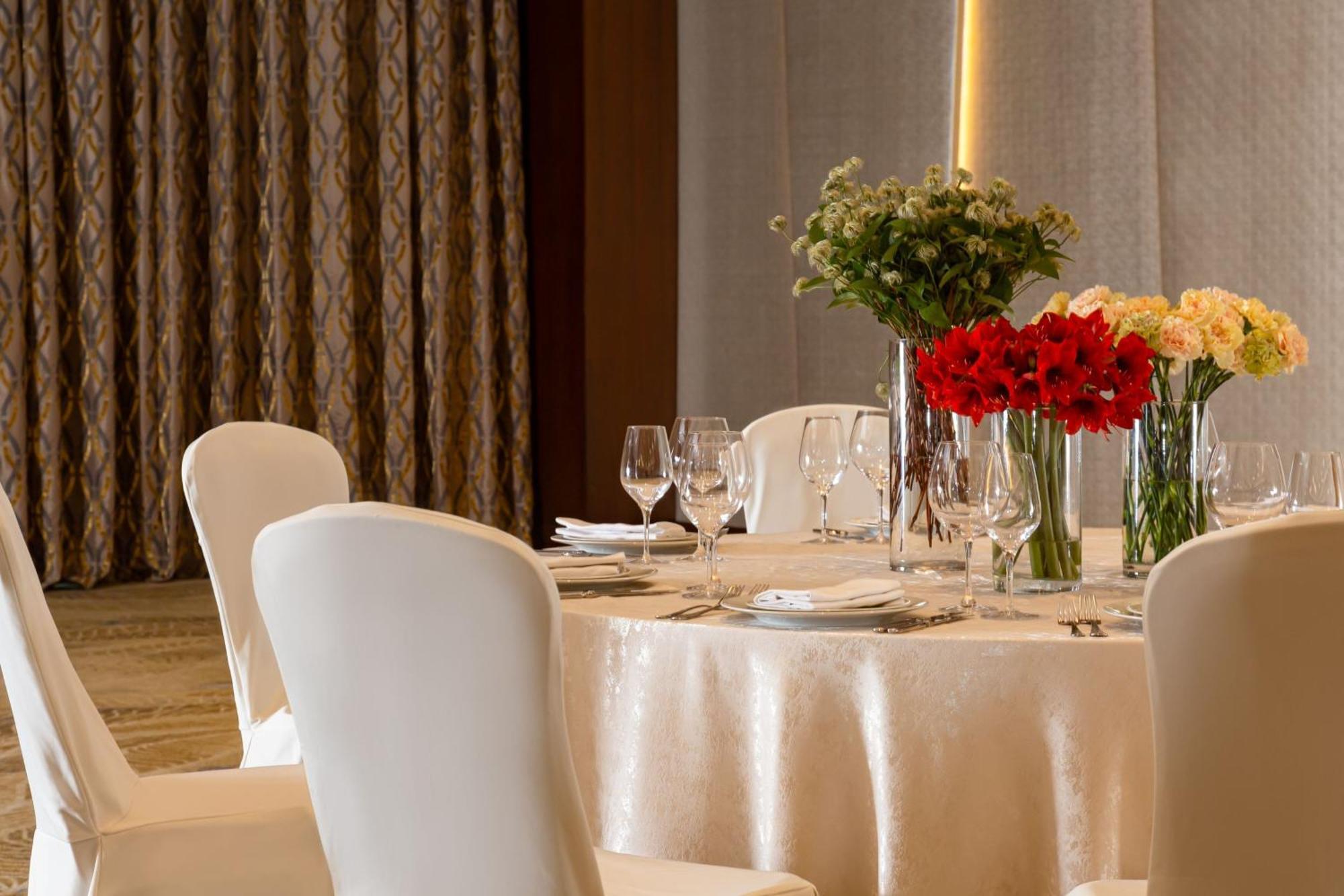 Baku Marriott Hotel Boulevard Eksteriør bilde A table set for a formal dinner