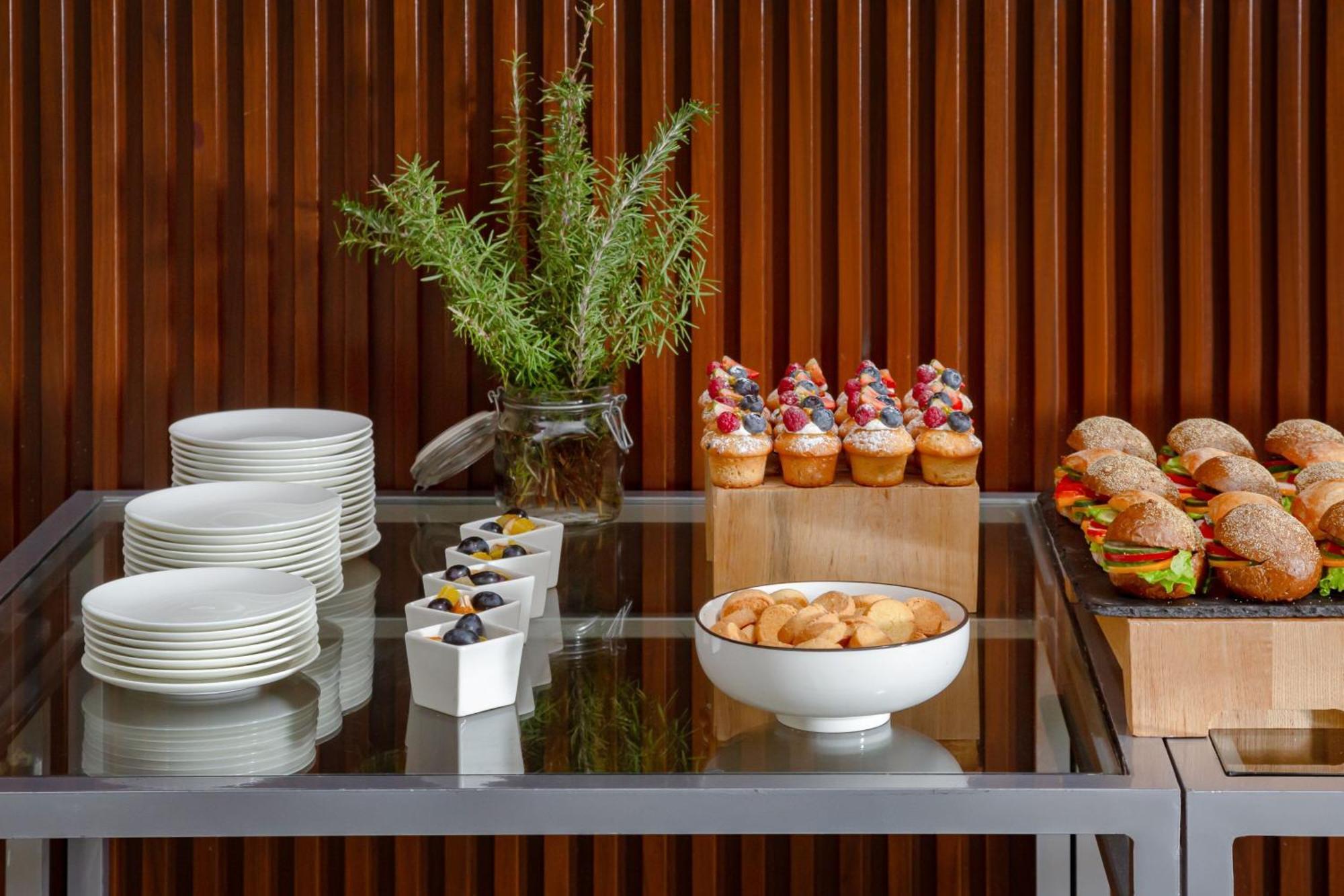 Baku Marriott Hotel Boulevard Eksteriør bilde A buffet table with a selection of desserts