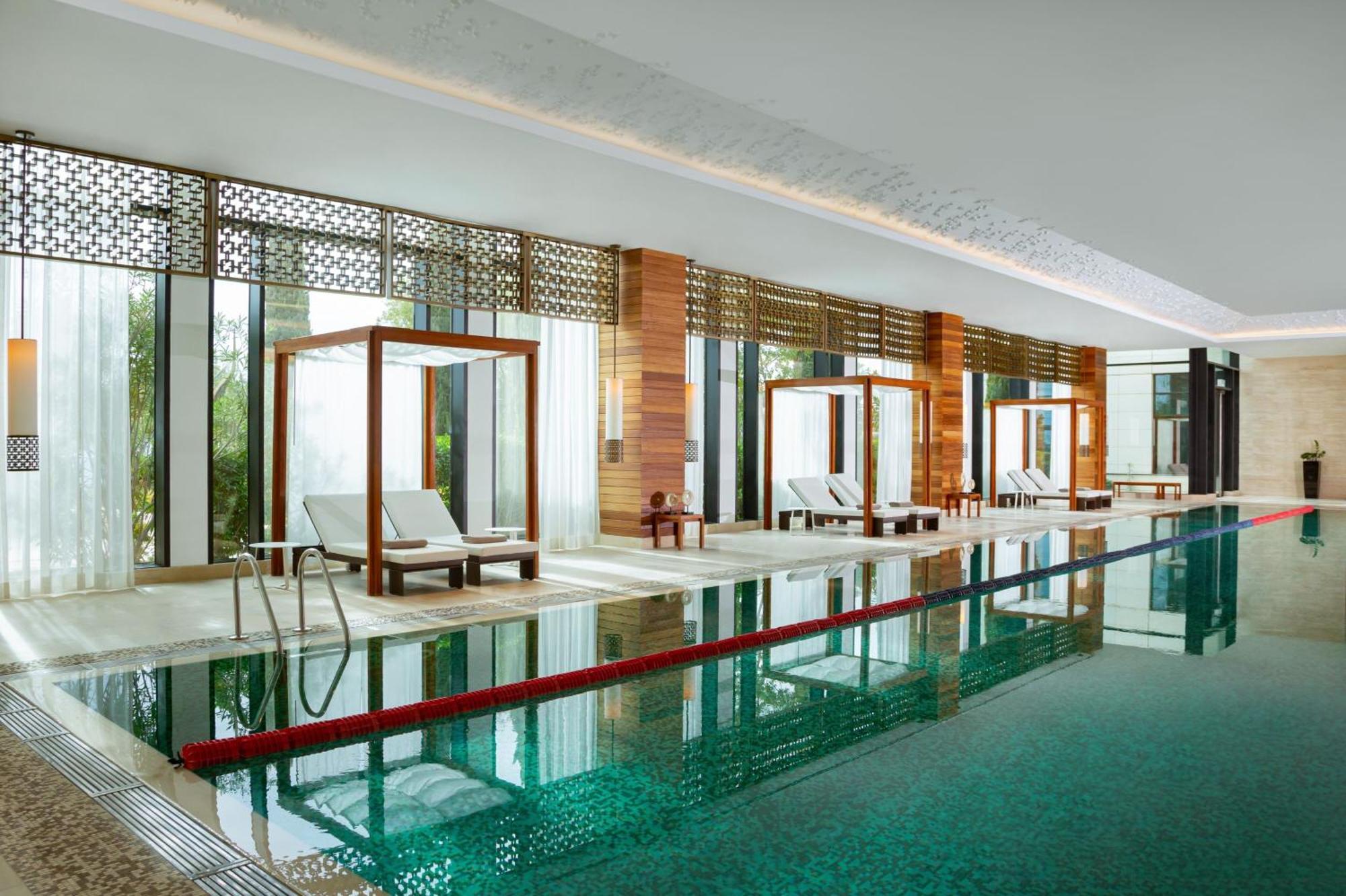 Baku Marriott Hotel Boulevard Eksteriør bilde The swimming pool at the hotel
