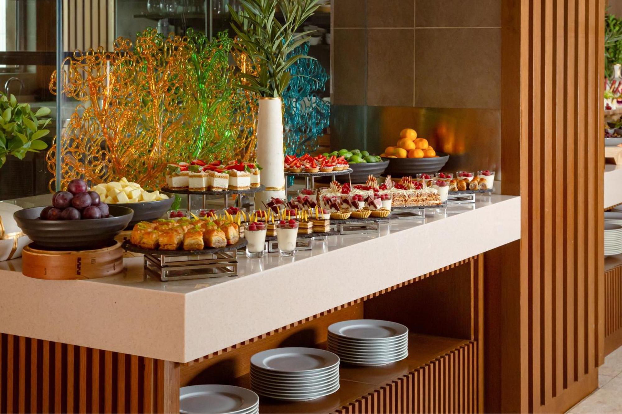 Baku Marriott Hotel Boulevard Eksteriør bilde A dessert buffet