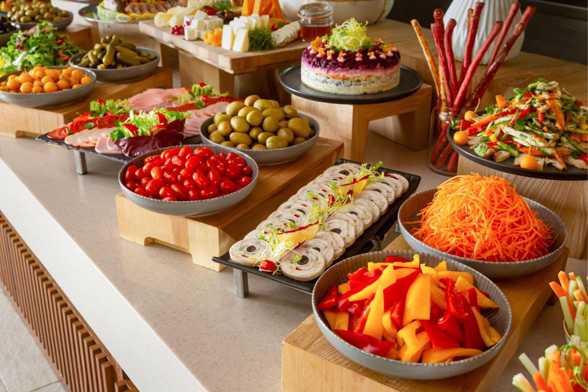 Baku Marriott Hotel Boulevard Eksteriør bilde A buffet at a hotel