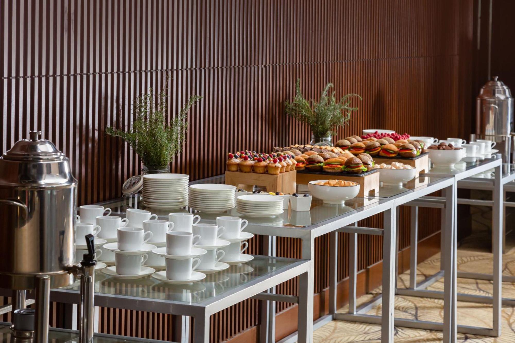 Baku Marriott Hotel Boulevard Eksteriør bilde A buffet table