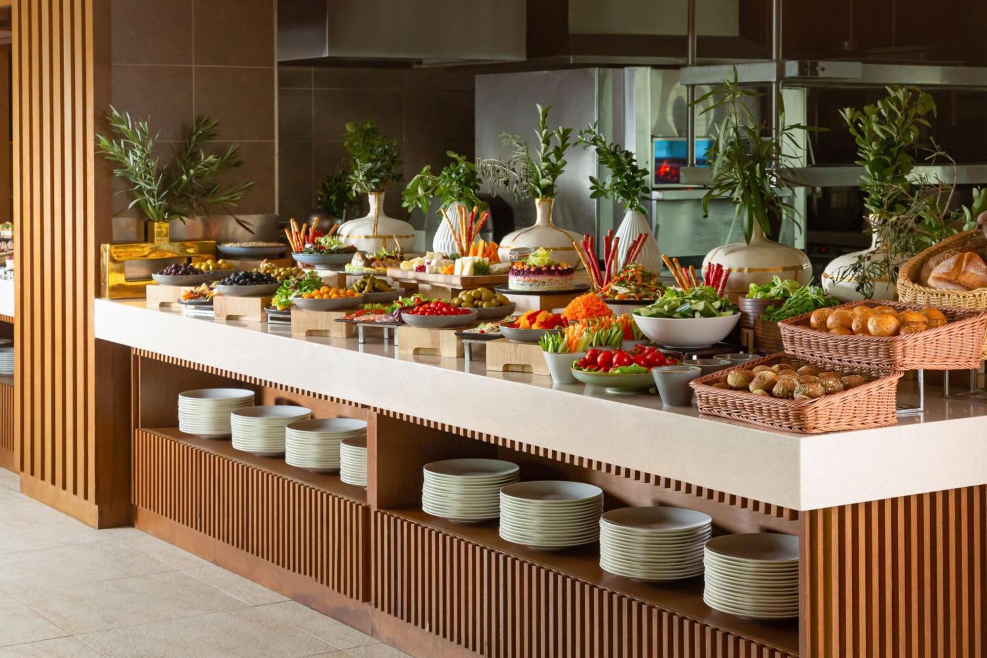 Baku Marriott Hotel Boulevard Eksteriør bilde A buffet at a hotel