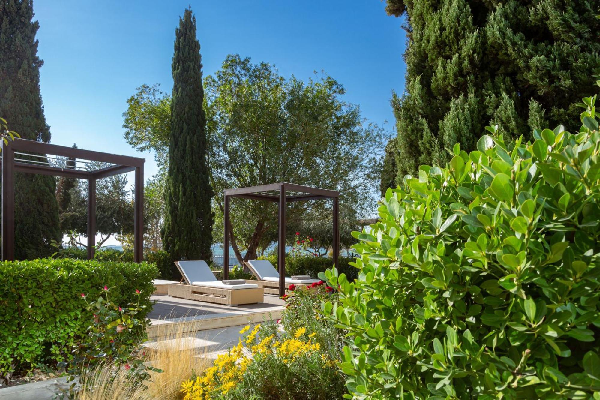 Baku Marriott Hotel Boulevard Eksteriør bilde The gardens of the hotel