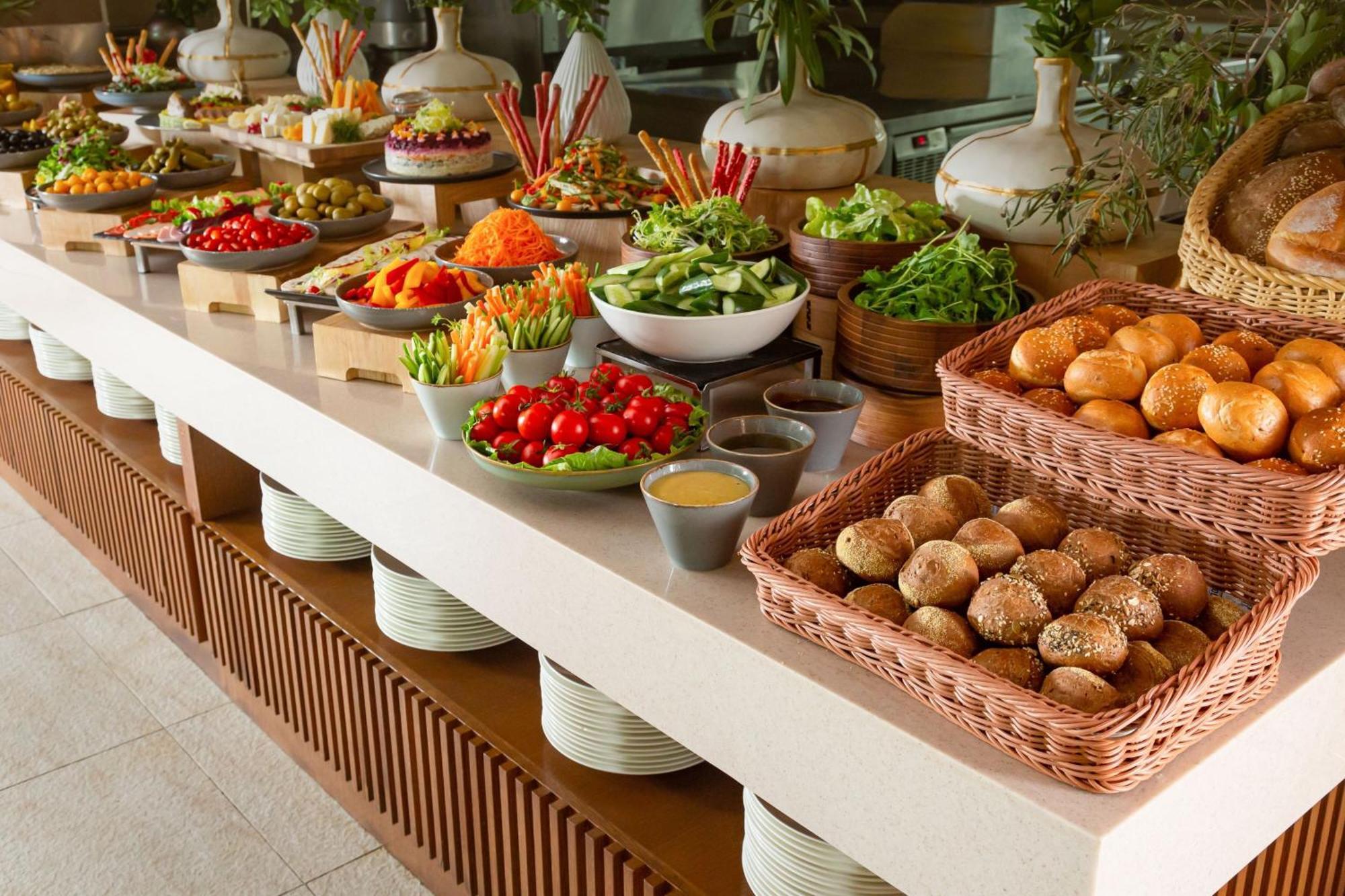 Baku Marriott Hotel Boulevard Eksteriør bilde A salad bar