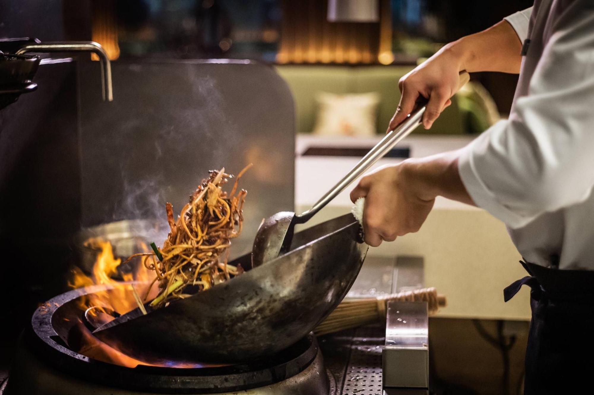 Baku Marriott Hotel Boulevard Eksteriør bilde A wok being used in cooking